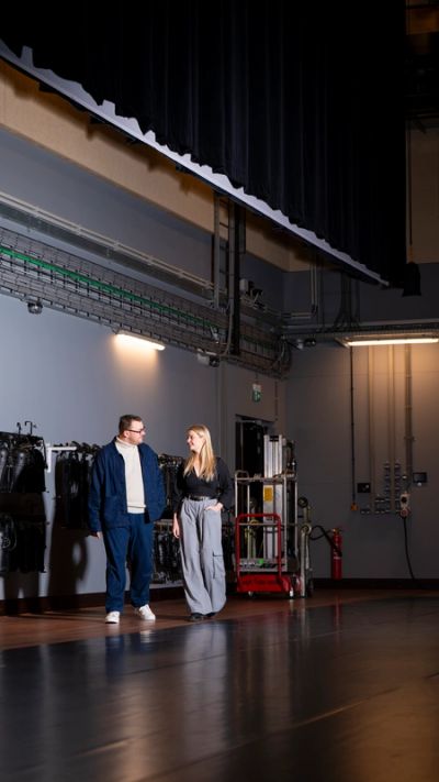 De directie van De Haard loopt achter de schermen in een theater